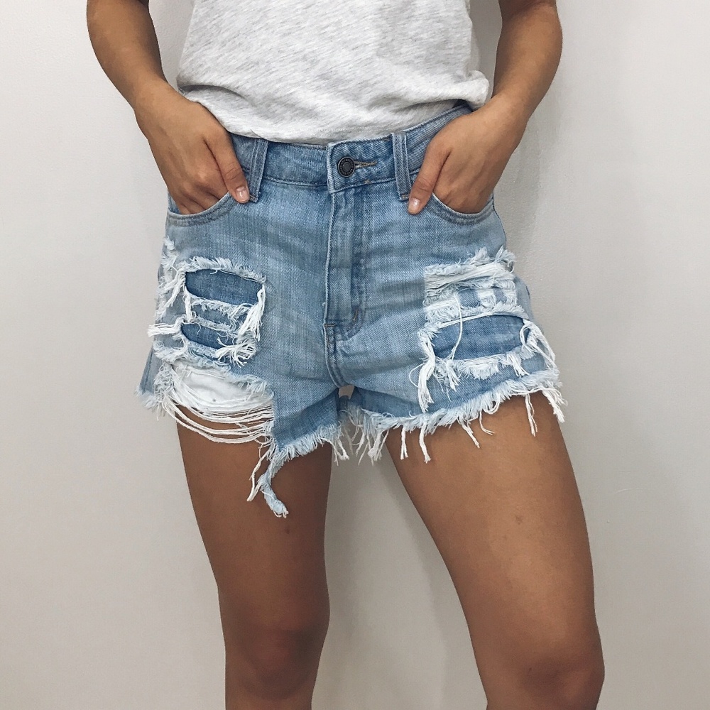 🆕 Victoria - Tomgirl Distressed Denim Shorts - Picture 2 of 5